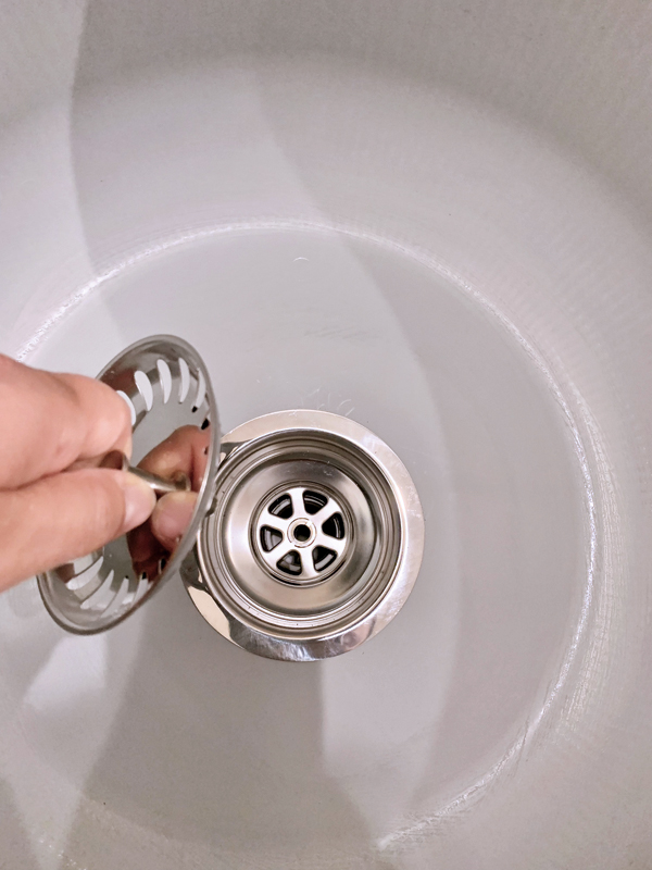 4 The sink-basket hole can be closed and the sink bucket can be filled with water when rinsing out your tools etc.