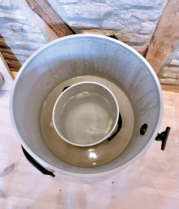 7 If you choose to, you can install an inner bucket (see image). It makes it easier to clean the clay trap. 