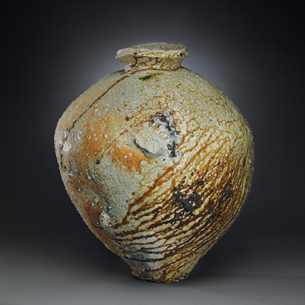 1 Tsujimura Shirō’s large natural ash-glazed vessel (shizen-yū ōtsubo), stoneware, natural ash drip glaze, circa 1985. Photo: Joan B. Mirviss LTD. 