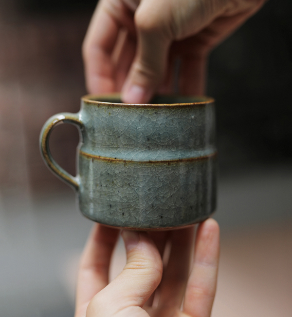 13 Stepped mug, 3 in. (8 cm) in height, stoneware, crackle glaze.