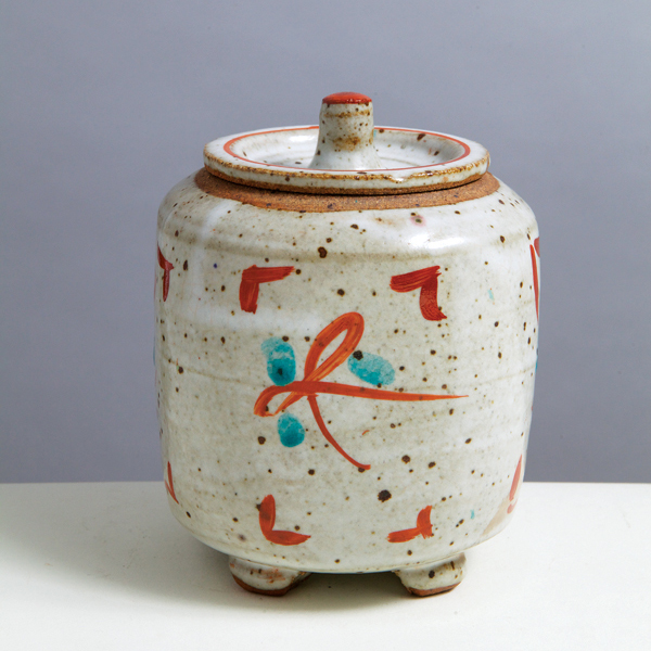 5 Jim Malone’s tea caddy, 5¼ in. (13 cm) in height, stoneware, 1976. Copyright Jim Malone. Photo: Philip Sayer.