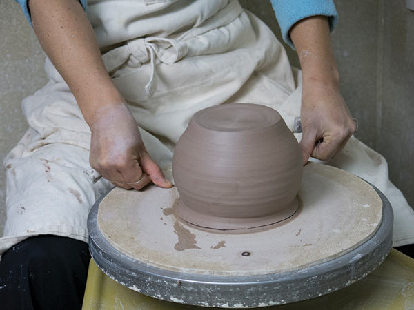 4 Cut off the teapot body from the bat and let it dry out.