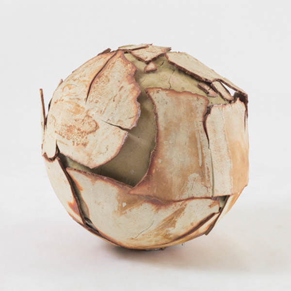 4 Yuji Ueda’s Untitled, 24 in. (61 cm) in diameter, ceramic, 2015.
