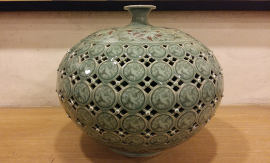 7  Choi In-Gyu’s pierced, double-walled vase. 