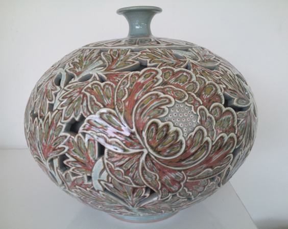 8 Kim Seong-Tae’s jar with five-layer slip-carved pattern.