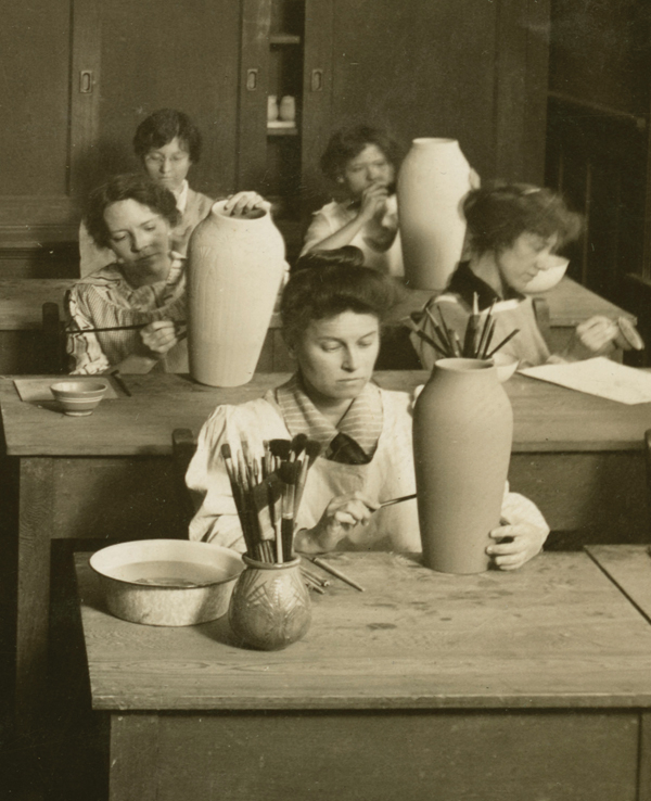 8 Bailey Class; Newcomb decorators in the Washington Avenue campus ceramics studio, ca. 1905–06. Collection of Newcomb Archives.