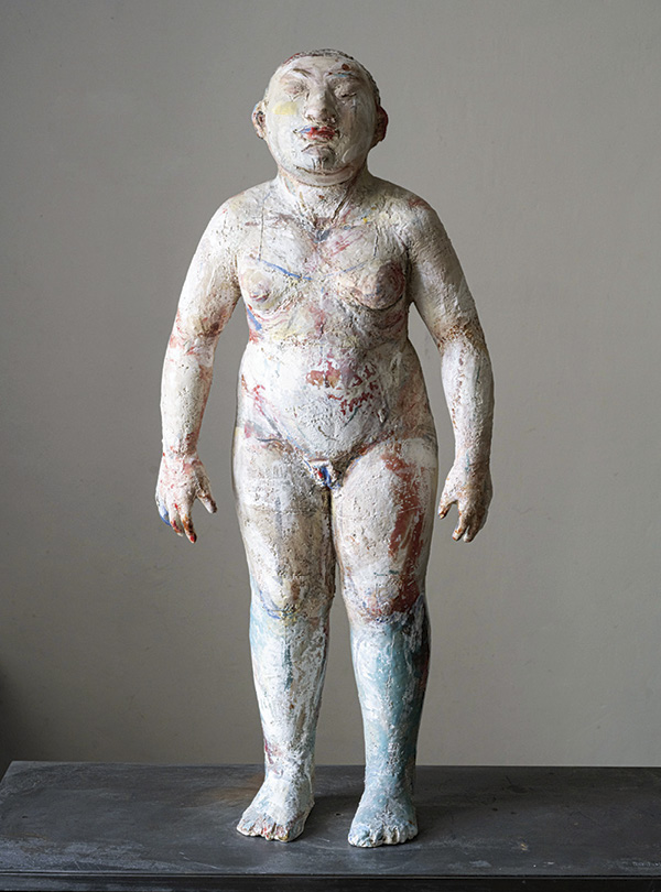 1 Gundi Dietz’s Standing, 31 in. (79 cm) in height, porcelain, 2020. Photo: Tina Dietz.