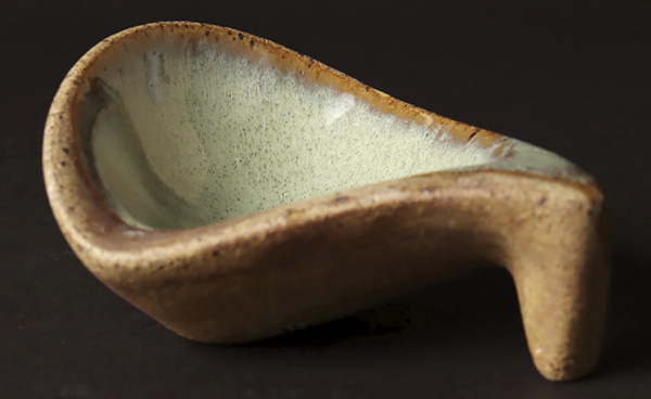 1 Robert Turner’s ashtray with foot, stoneware, 1949–50. On loan from the Alfred Ceramic Art Museum at Alfred University.