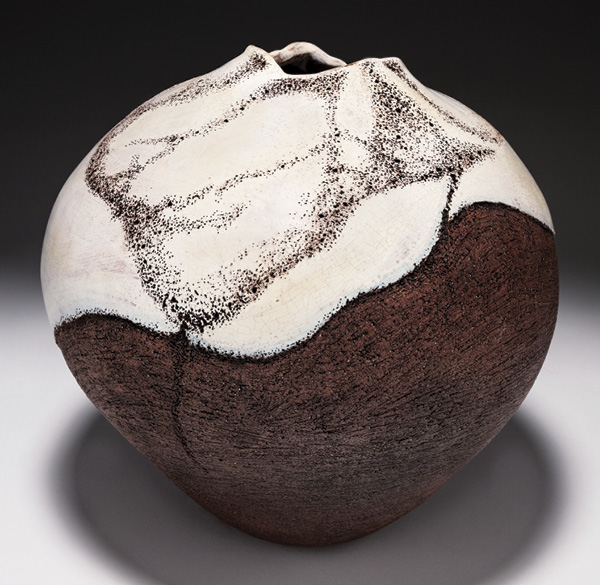 1 Kay Franz’s large textured vessel, 25³⁄₁₆ in. (64 cm) in diameter, ceramic, 2025.