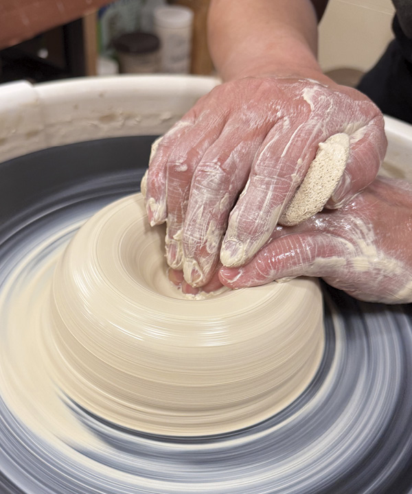 1 After centering, make an indentation with both hands.