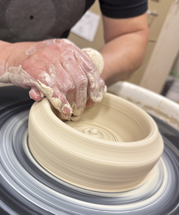 2 Enlarge the indentation by pulling the wall out.