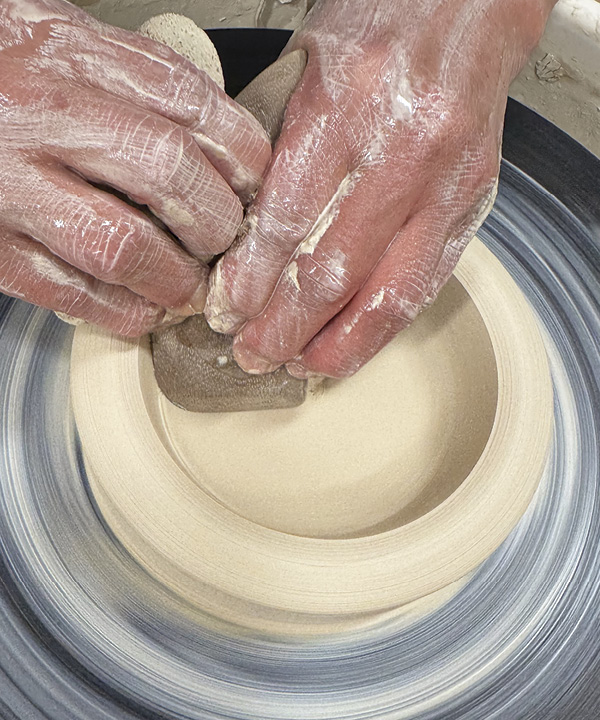 3 Compress the surface using a wooden rib.