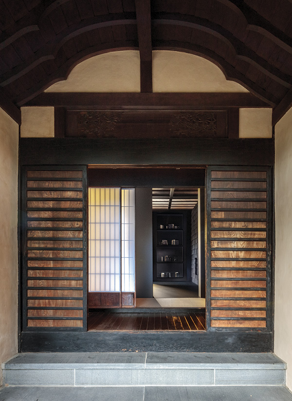 2 a narrow road to the deep north, as seen through the doorway of the Marsh Tea House in the Japanese Garden. © Edmund de Waal, 2025.