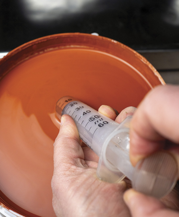 1 Start by filling the syringe.