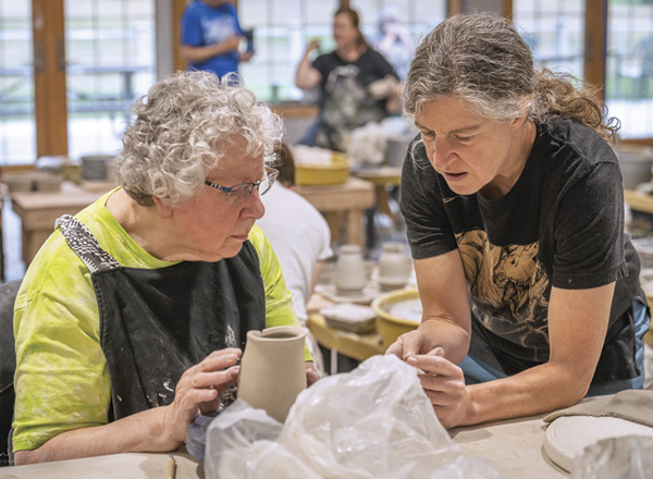 1 Tara Wilson giving a critique at Adamah Art Studios during a workshop.