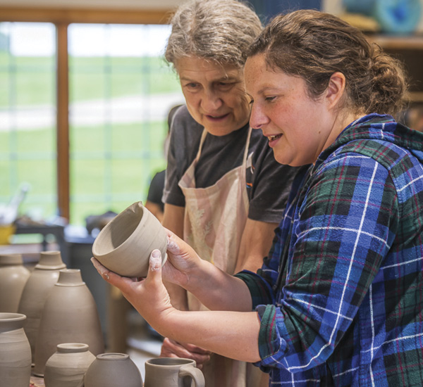 3 During a workshop, Linda Christianson offers a critique.