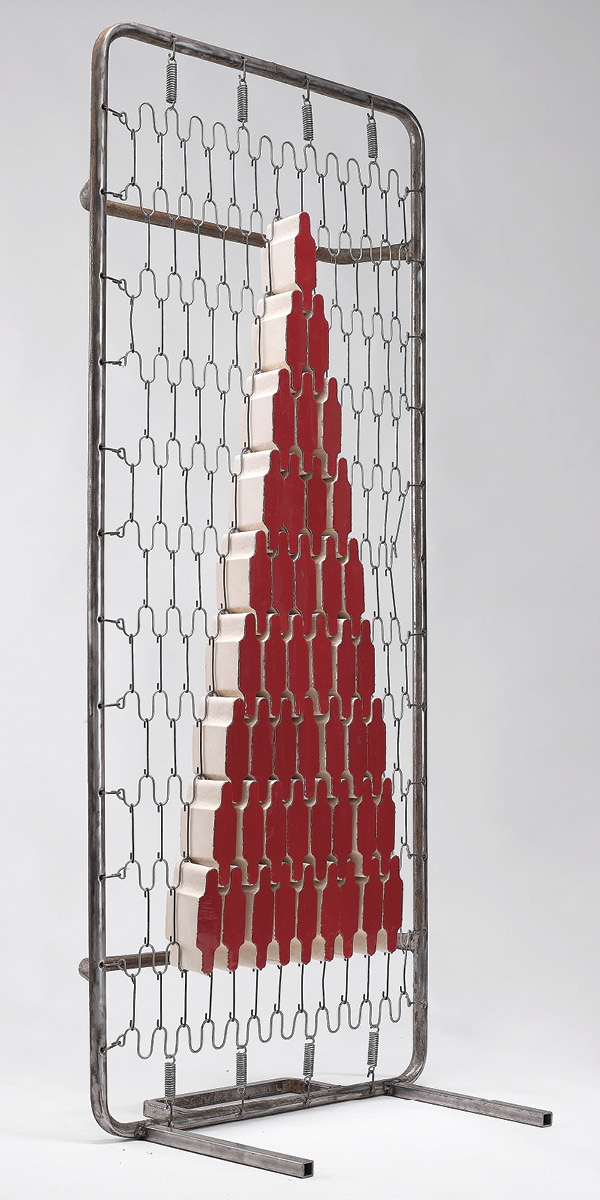 1 Sahar Khoury’s Untitled (bed for Umm Kulthum), 6 ft. 3 in. (1.9 m) in height, glazed ceramic, steel, 2023. Commissioned by the Wexner Center for the Arts. Courtesy of the artist and Rebecca Camacho Presents.
