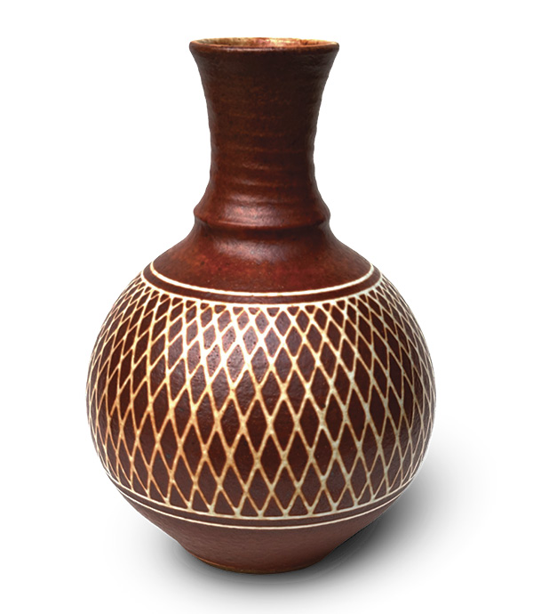 1 Ian Smith’s shino-glazed blossom jar, 91/2 in. (24 cm) in height, carved ceramic, inlaid white porcelaneous stoneware.