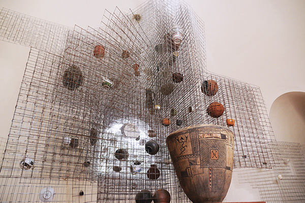 9 Frederick Ebenezer Okai’s Obi Ara Ho Hia, 25 ft. 11 in. (7.9 m) in width, ceramic, manganese, fired to cone 1 and cone 06, fired galvanize wire mesh, natural plant pigments, collected pottery objects, 2022 (alternate view). Photo: Ebenezer Edem Dedi.