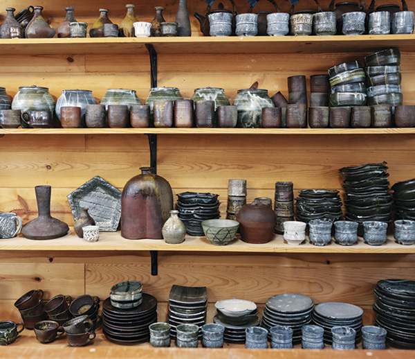 Display selves in Samuel Johnson's pottery studio. Photo: Entoten.