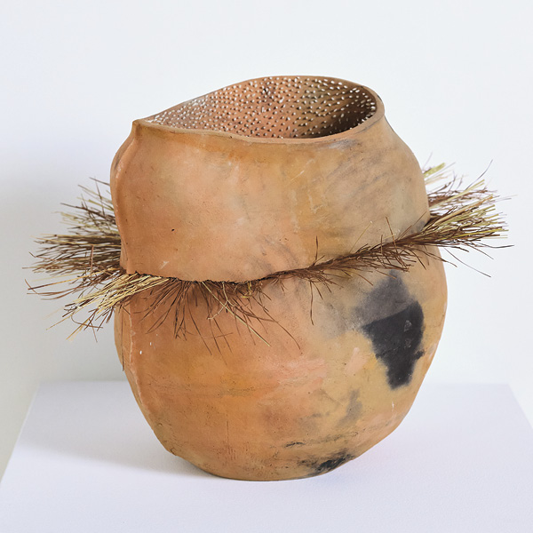1 Adebunmi Gbadebo’s You came to her in a dream, 17 in. (43.2 cm) in diameter, True Blue Plantation soil, Carolina Gold rice, human hair, pit fired, 2025. Photo: Courtesy of The Clay Studio/Alexander Mansour.
