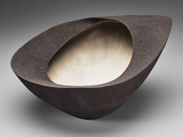 6 Matsutani Fumio’s Rei (Dawn), 14¼ in. (36.1 cm) in width, stoneware, glaze, 2016.