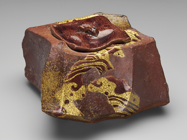 7 Nakamura Takuo’s mizusashi (water jar), 10⅝ in. (27 cm) in width, stoneware, glaze, 2009.