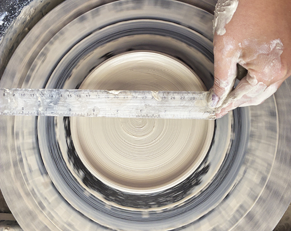 1 Begin by throwing a small, shallow plate from 1 pound (454 g) of clay.