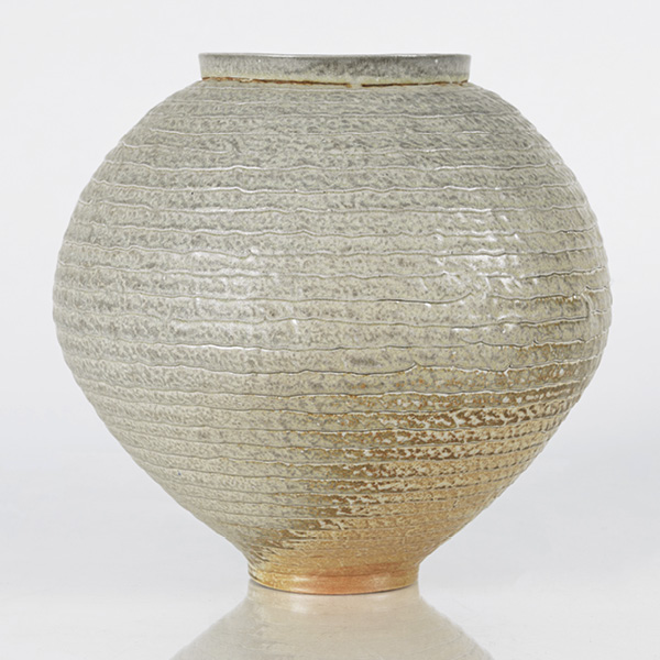 1 Joanne Seongweon Lee’s moon jar, 8¼ in. (21 cm) in height, coil-built porcelaneous stoneware (B-clay), soda fired to cone 10, 2023.