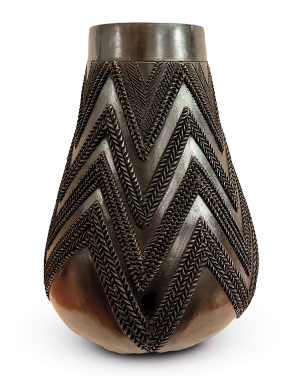 2 Jabulile Nala’s Umpotshiyana, 3 in. (7.6 cm) in height, work inspired by traditional Zulu bead-making techniques and milk vessels.