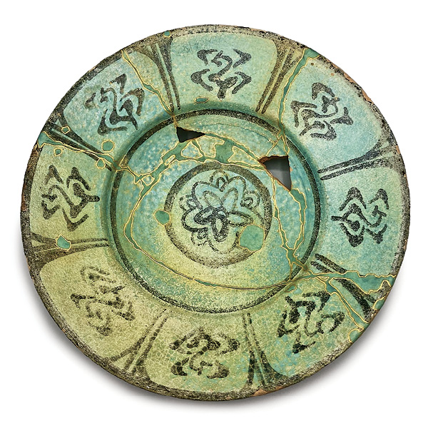 Naoko Fukumaru's Dreaming in the Blue, 10½ in. (27 cm) in diameter, Kashan Persian earthenware, circa 11th to mid-14th century, repaired with resin, calcium carbonate, urushi, and 231/2K gold, 2023.