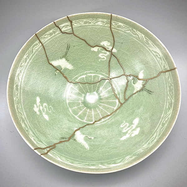 2 Flying Into the Sky, 51/2 in. (14 cm) in diameter, Yu Geun-Hyeong’s celadon bowl with cranes and clouds, repaired with resin, urushi, 231/2K gold, 2022.