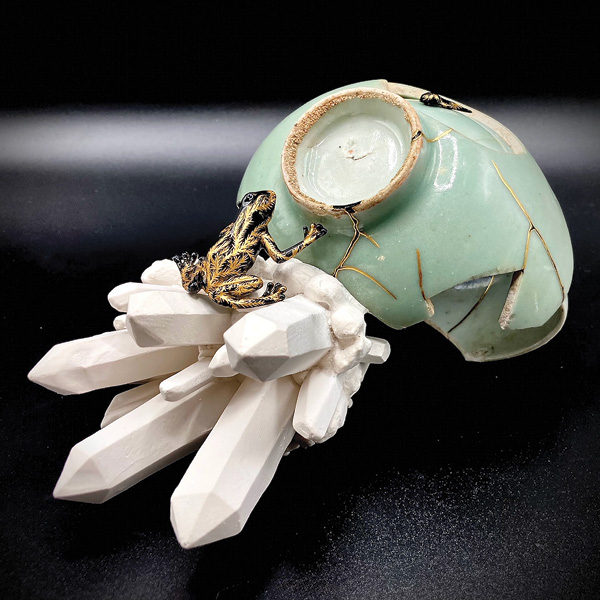 7 Born This Way – Potential, 7½ in. (19 cm) in length, Imari porcelain cups broken and fused in the kiln, circa 1820–1860, with maki-e decorated frog and plaster crystals, repaired with resin, urushi, 231/2K gold, plaster, 2024.