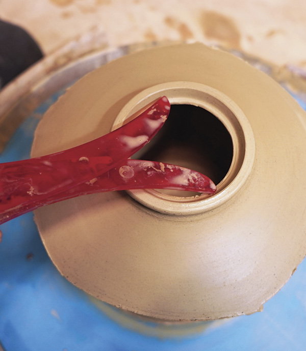 4 Using a rib or similar tool, support the lid gallery from below and set the gallery. Measure the opening with calipers.