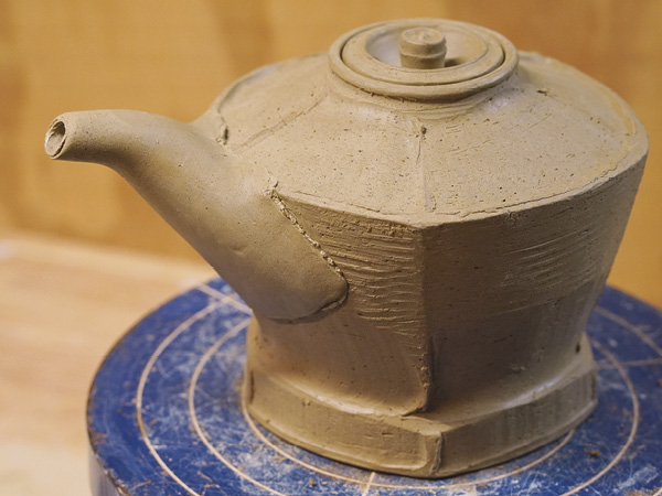 13 Set the spout height by keeping it level with the lid opening.