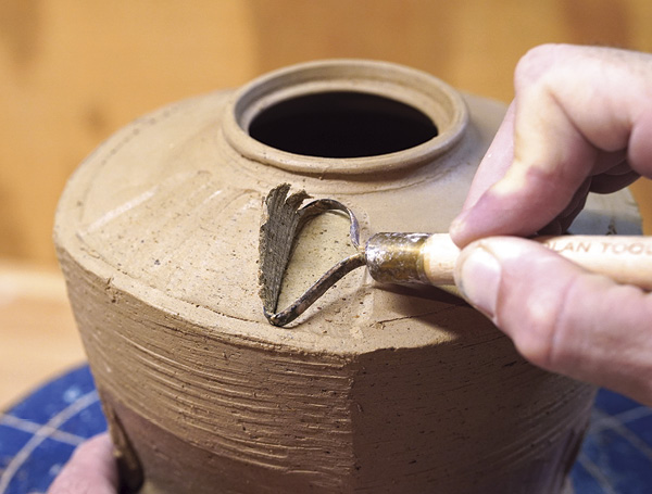 2 Josh Scott uses a loop tool to scrape away the surface of a rib-compressed shoulder to develop facets full of rich visual and tactile texture.