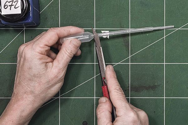 1 Use a craft knife to modify the pipette.