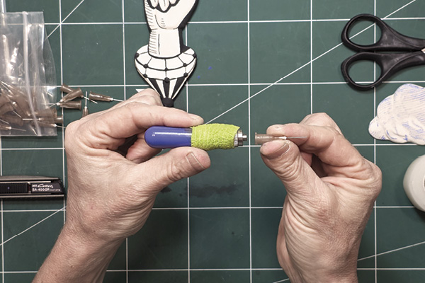 5 Twist on a 26-gauge-applicator tip.