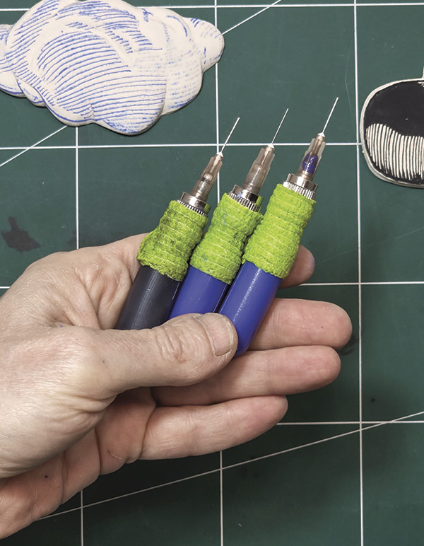7 Filled pens can be stored upright for months without drying out.