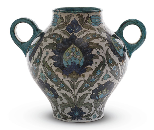 1 William De Morgan’s Two Handled Vase with Persian Floral Decoration, 16¾ in. (43 cm) in width, earthenware, 1882–1888. Photo: De Morgan Collection. Copyright Trustees of the De Morgan Foundation.