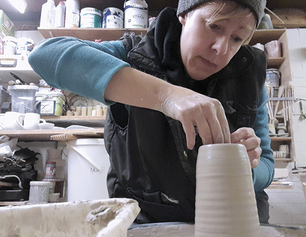 3 Michelle Freemantle throwing an oil pourer in the studio, 2022.