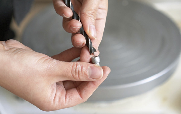 2 Use a drill bit that is the exact diameter of the head of your bat pins.