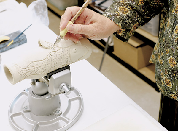 4 Hintgen employs a vice grip to keep pieces steady while carving.