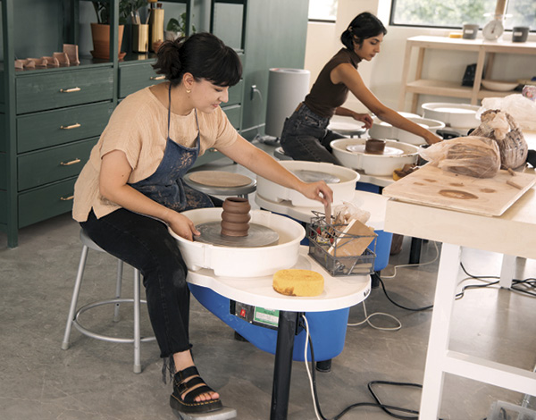 4 Members throwing in HTX Clay’s upstairs studio space.
