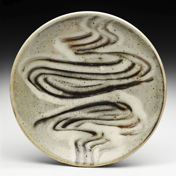 5 Guillermo Cuellar’s serving plate, 12¼ in. (31.1 cm) in diameter, wheel-thrown stoneware, Nuka glaze, black glaze, fired in reduction. Photo: Lauren Kemp.