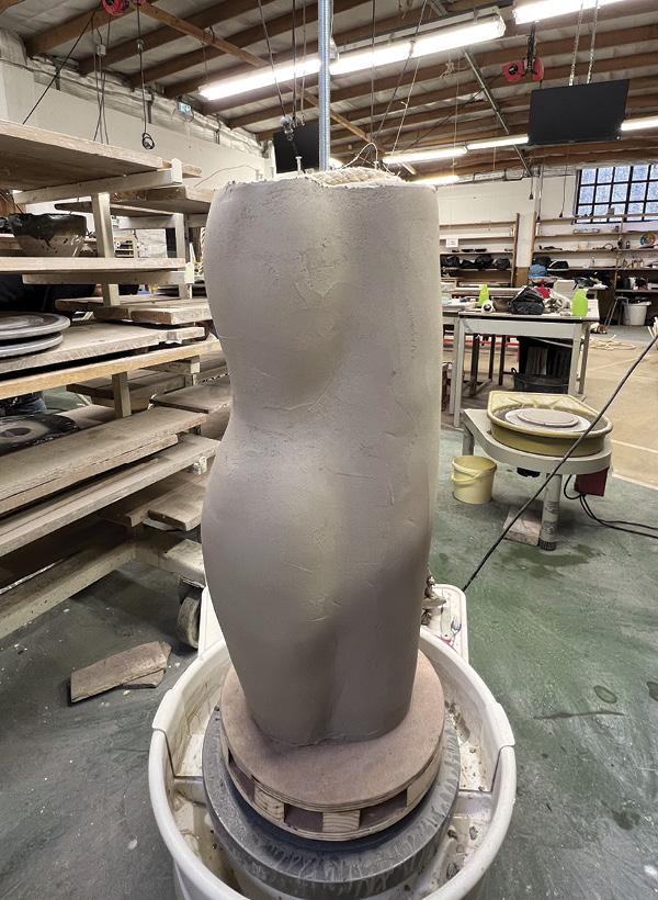 6 Cover the rope with clay.