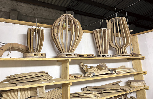 2 Shelves lined with various CNC-milled jarre à la corde frames in the Oswald Studio, 2025.