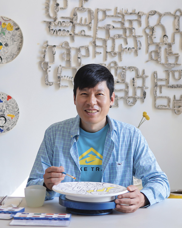 Yeonsoo Kim working in his studio. Photo: Katy Anderson. Houston Center for Contemporary Craft, Houston, Texas.