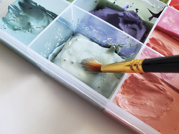 3 You can use the palette fresh after filling or, with a wet paintbrush, rehydrate the colors as needed.