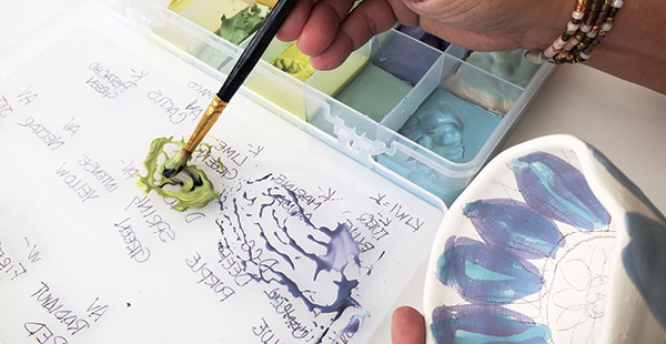 4 The lid of your underglaze palette can also be used as a mixing plate.